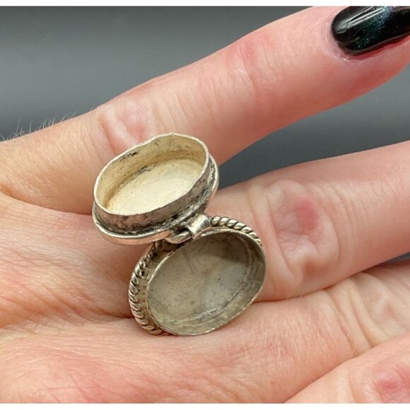 Vintage Sterling Silver 925 Locket Ring Size 7.5 Oval Design & Clear Gem Center - Picture 2 of 4